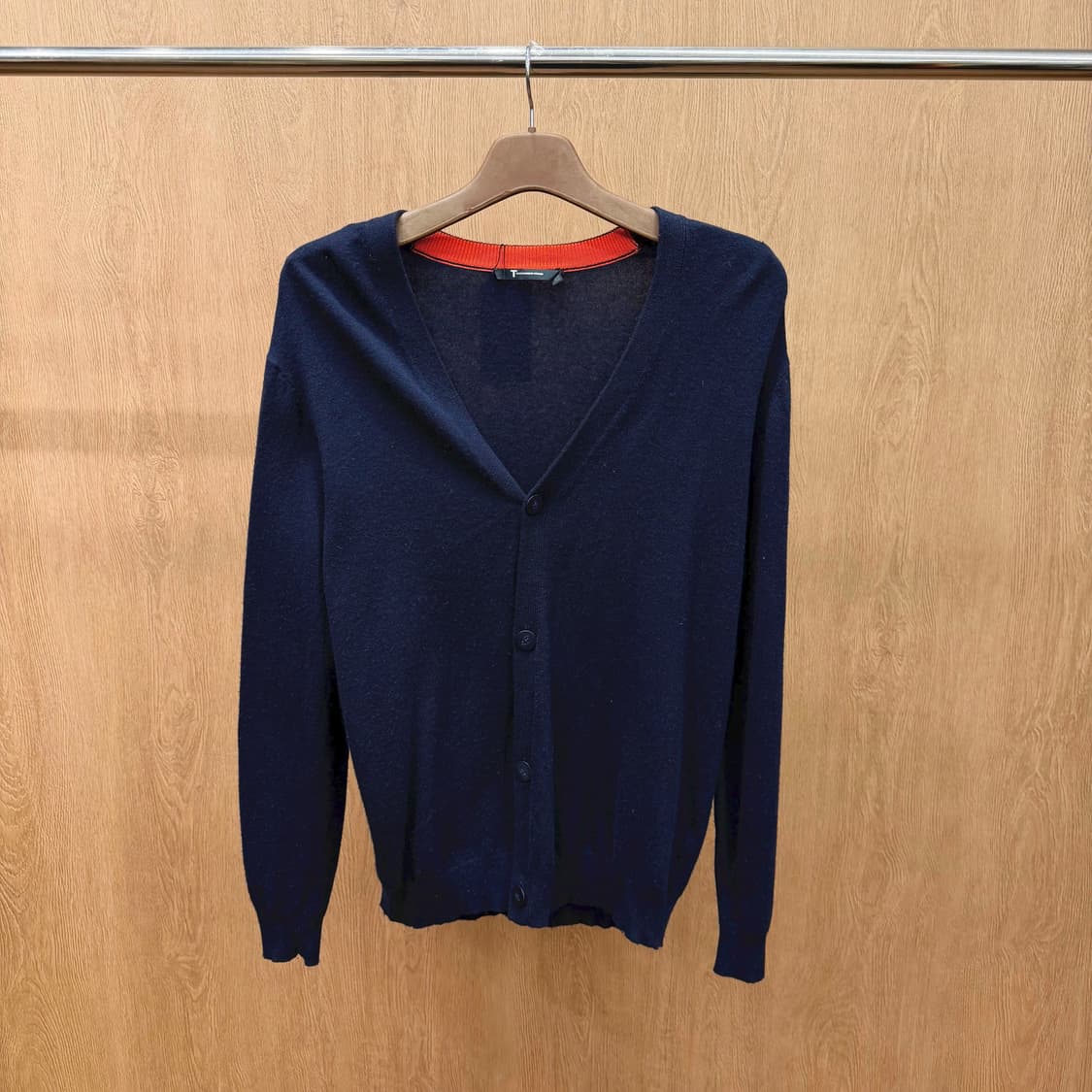 알렉산더 왕 브이넥 니트 가디건 레드 배색 넥라인 디테일 레귤러핏 네이비 상품이미지2