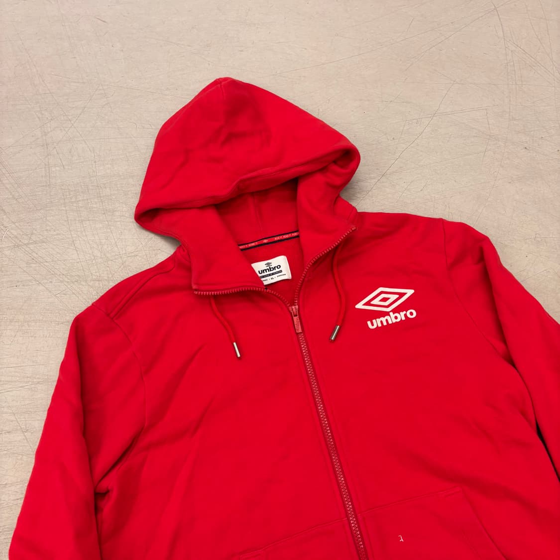 엄브로 빅로고 레드 후드집업 상품이미지2