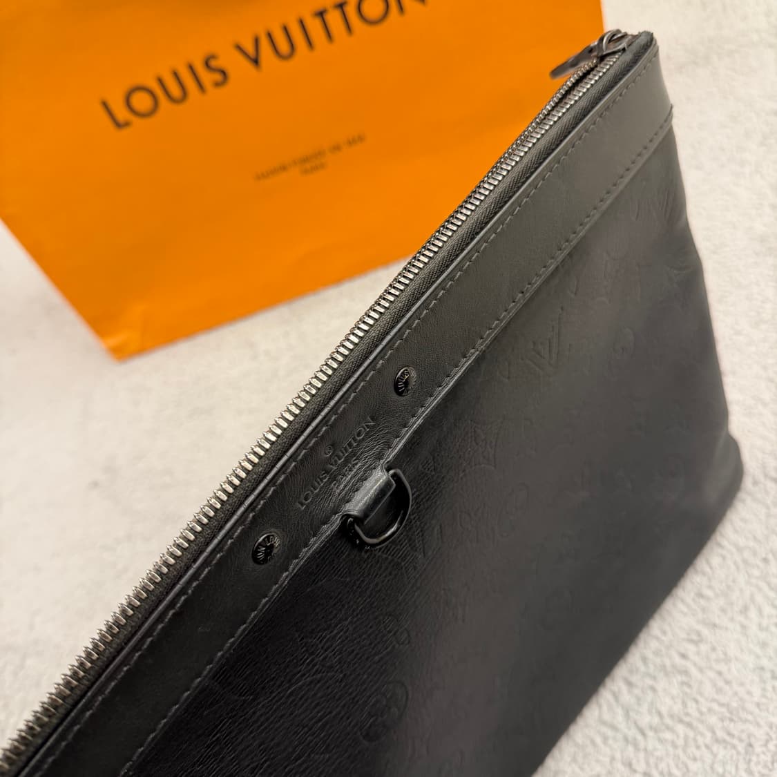 루이비통 쉐도우 모노그램 포쉐트 클러치 상품이미지5