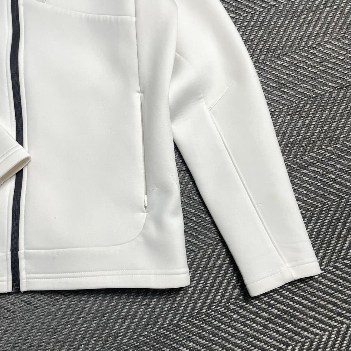 데상트 에슬래틱 엠보 트레이닝 집업 화이트y 5122 상품이미지4