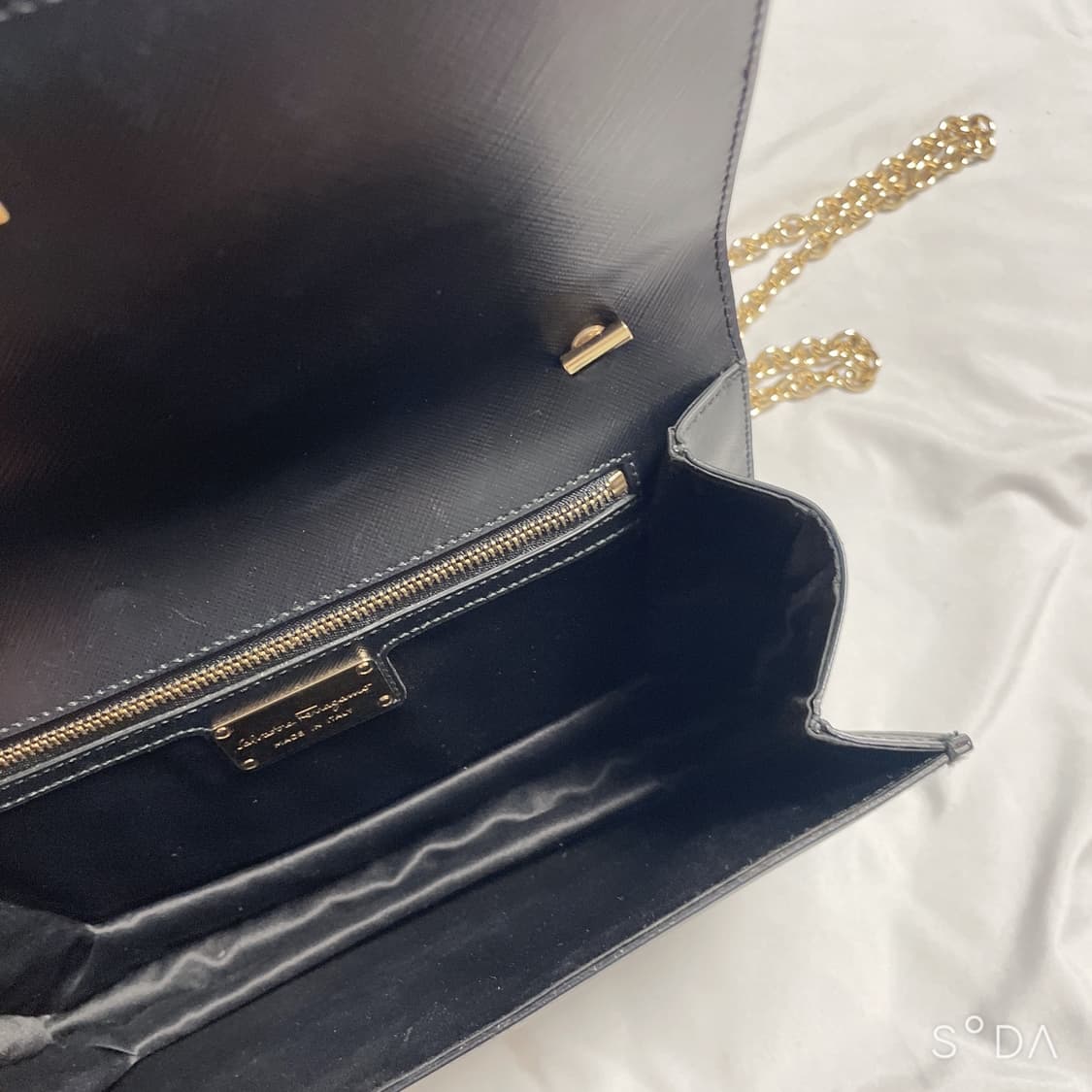 페라가모 블랙 체인백 간치니 FF 로고 크로스백 상품이미지8