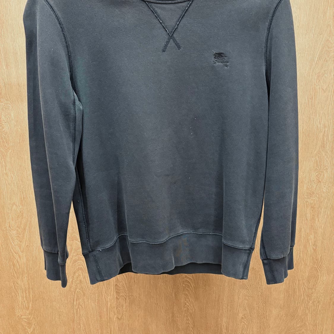 버버리 코튼 긴팔 맨투맨 클래식 톤온톤 로고 패치 스티치 디테일 네이비 상품이미지5