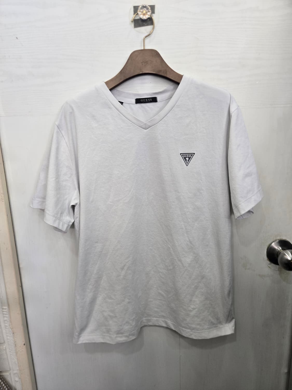 L,100 )) GUESS 게스 브이넥 반팔티셔츠! 깔끔하고 예쁜 디자인 상품이미지2