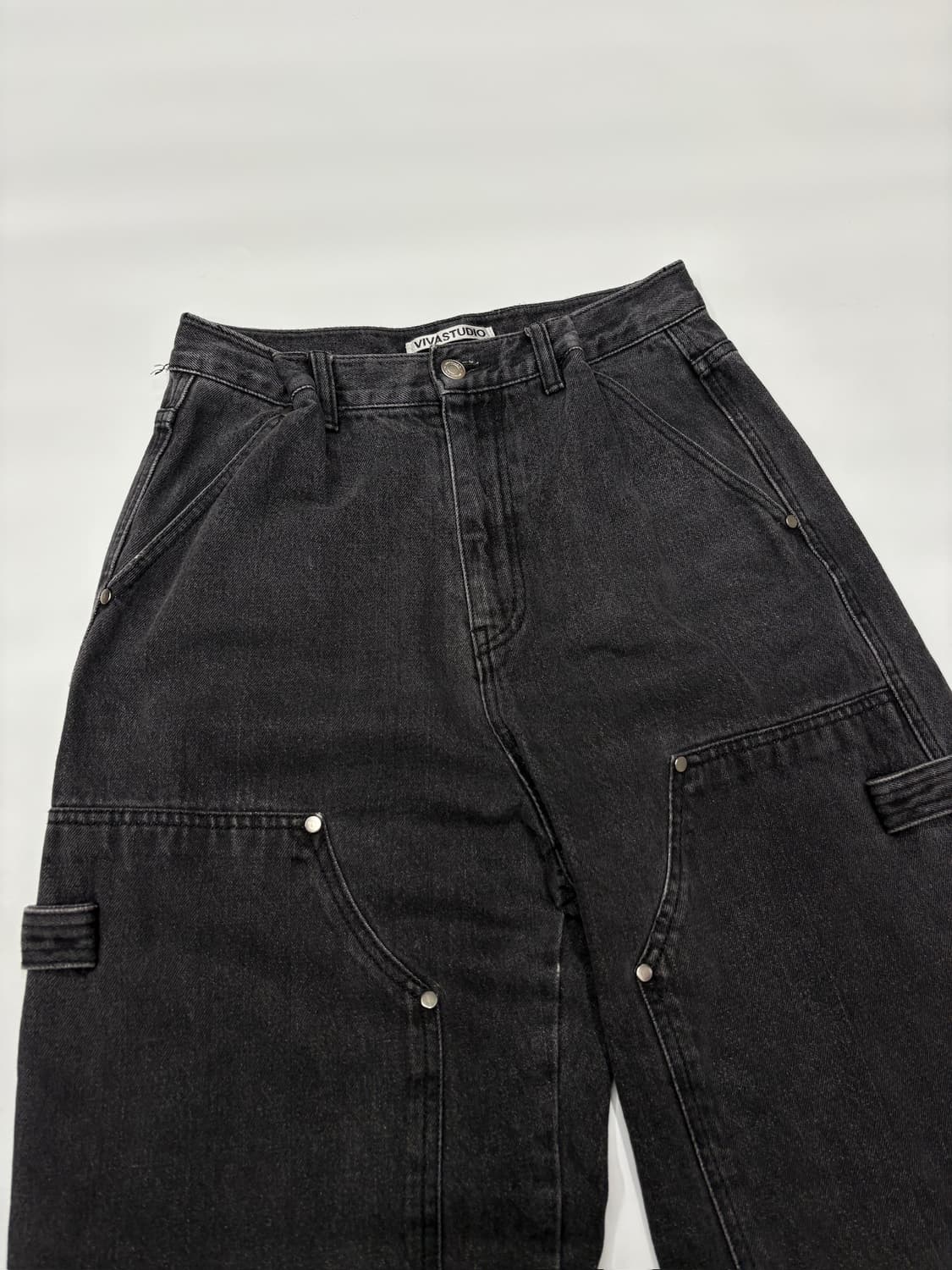 비바스튜디오 워싱 블랙 와이드 카고 더블니 데님 팬츠 상품이미지3