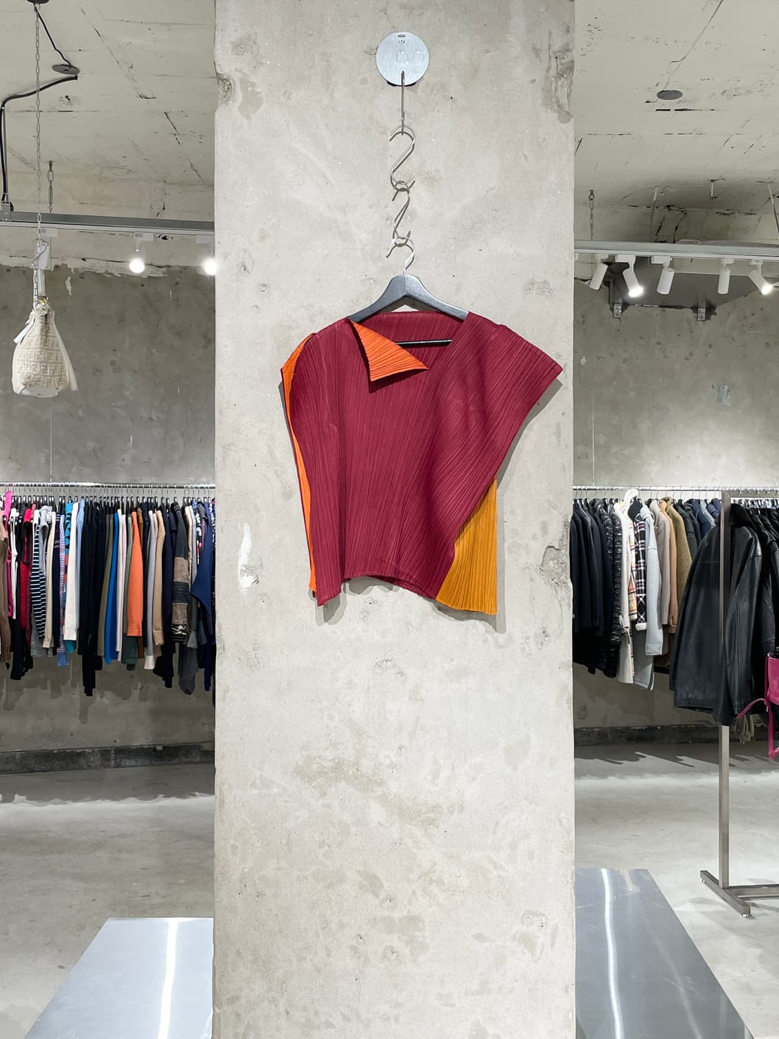 플리츠 플리즈 배색 언밸런스 슬리브리스 탑 상품이미지1