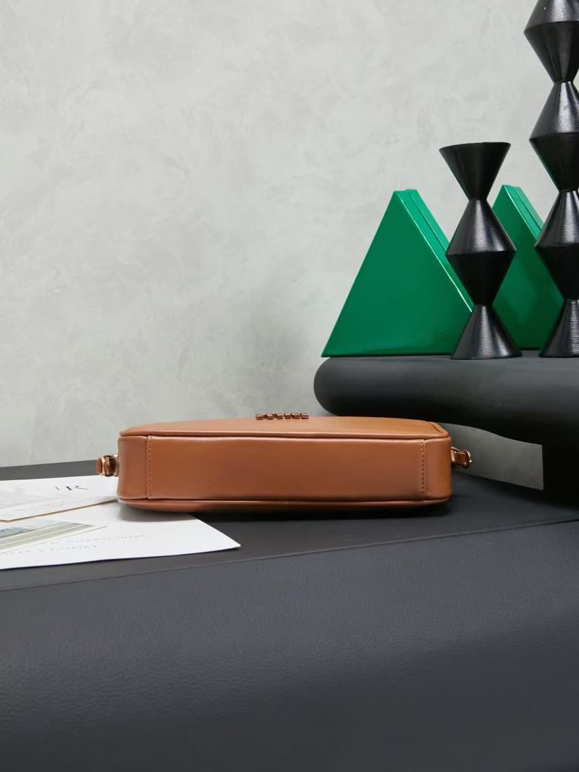 미우 미우 레더 파우치 꼬냑 상품이미지7