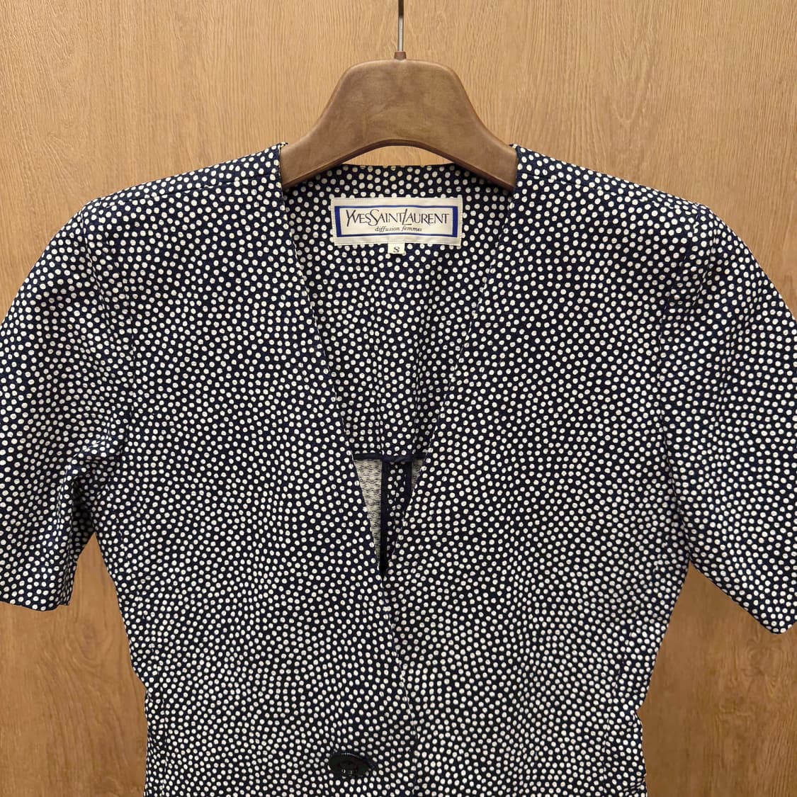 입생로랑 반팔 자켓 H라인 미디 스커트 셋업 도트 패턴 디테일 네이비 상품이미지4