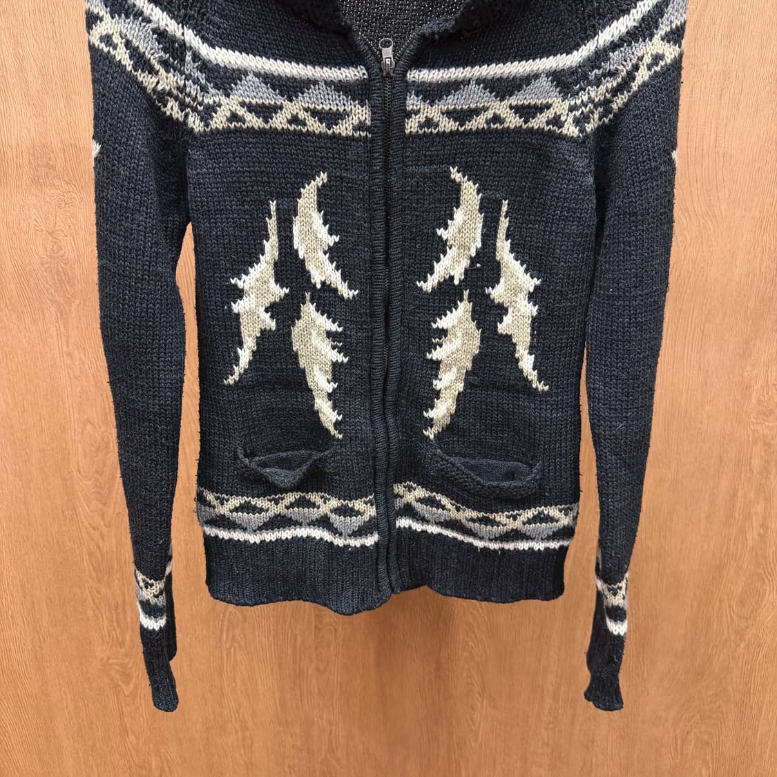 블루노트 니트 집업 가디건 드림캐처 자카드 패턴 디테일 슬림핏 블랙 상품이미지5