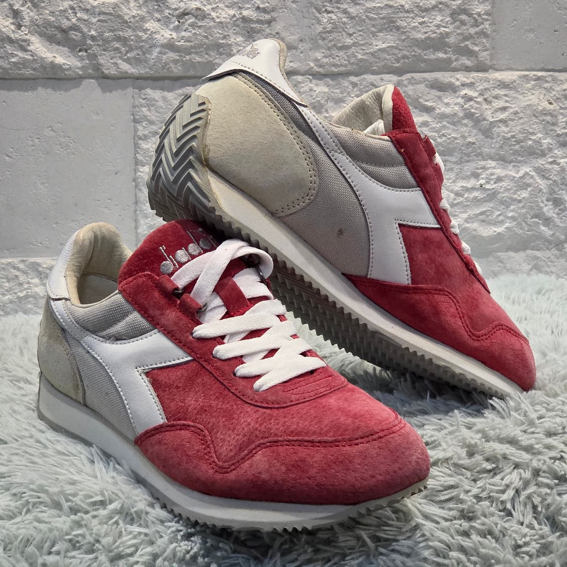 2q-10:디아도라 클래식 스웨이드 레드러닝스니커즈(240)-거의새거 상품이미지4