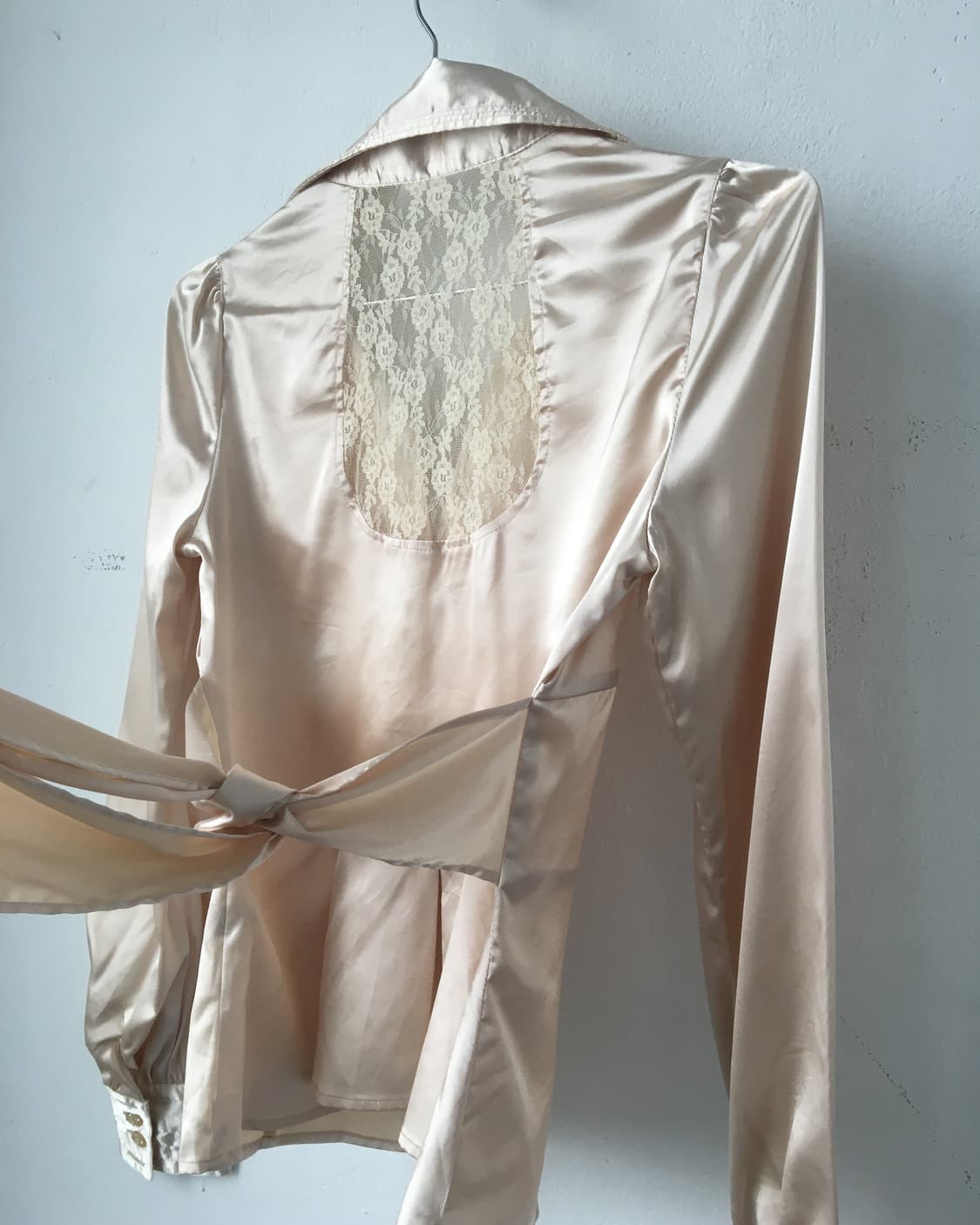 Back lace point glossy shirt 상품이미지4