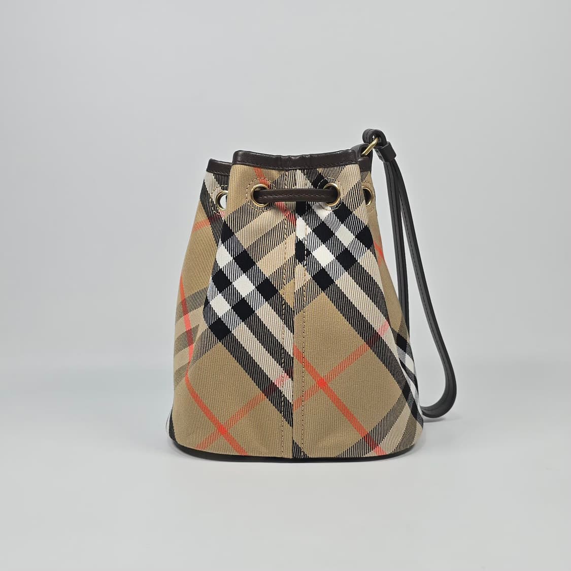 버버리 드로우스트링 버킷 파우치 상품이미지2