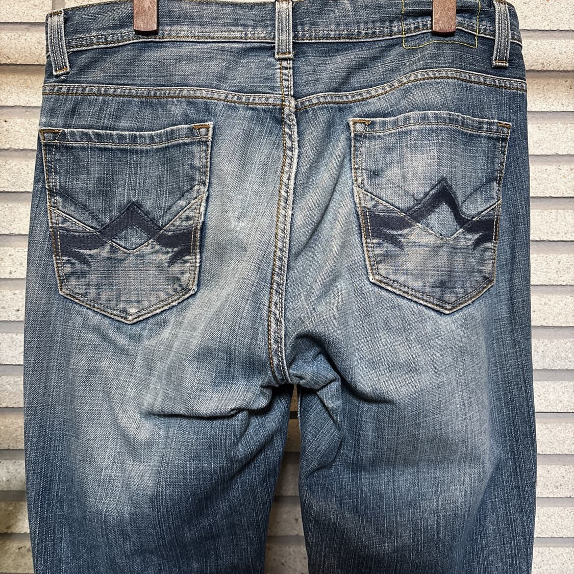 DKNY 클래식 인디고 페이드 데님팬츠 디스트로이드 디테일 상품이미지7