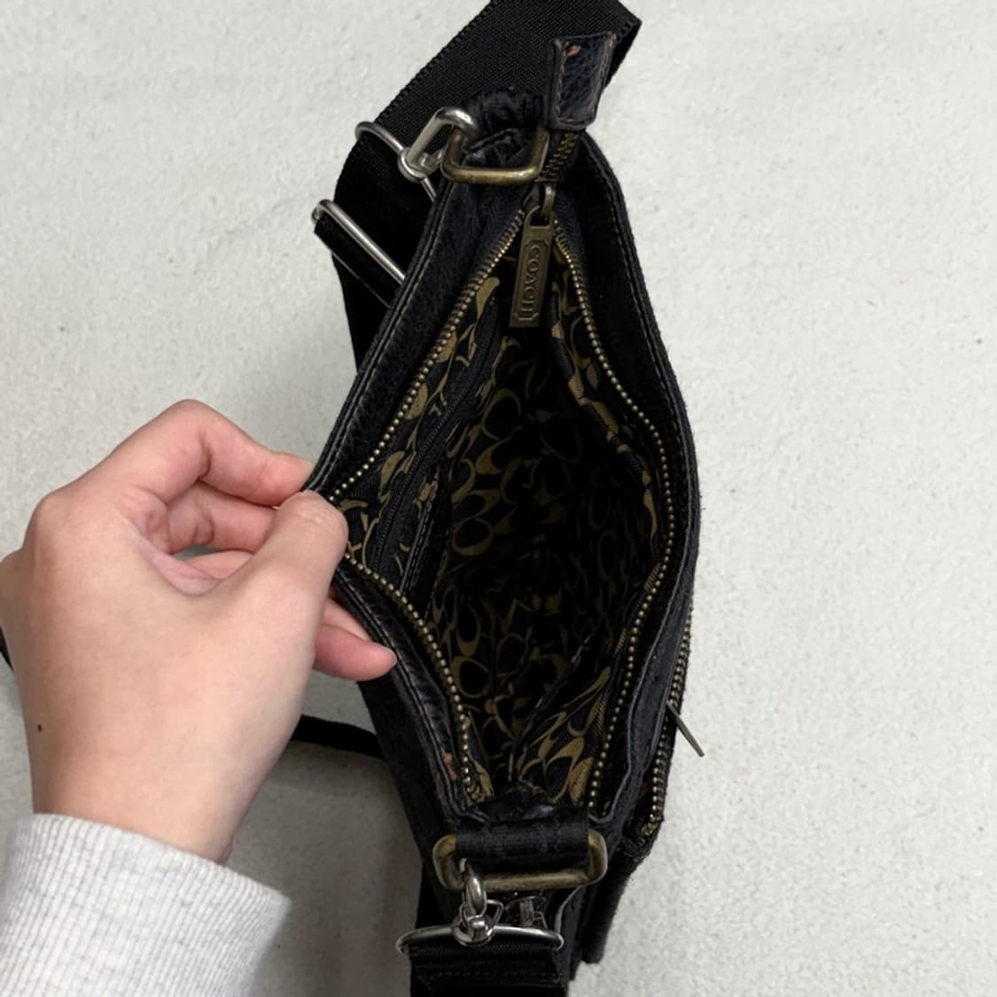 COACH 시그니처 블랙 크로스백 상품이미지7