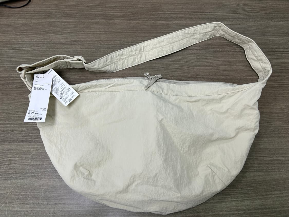 유니클로 U 숄더백 나일론 30 NATURAL 상품이미지2