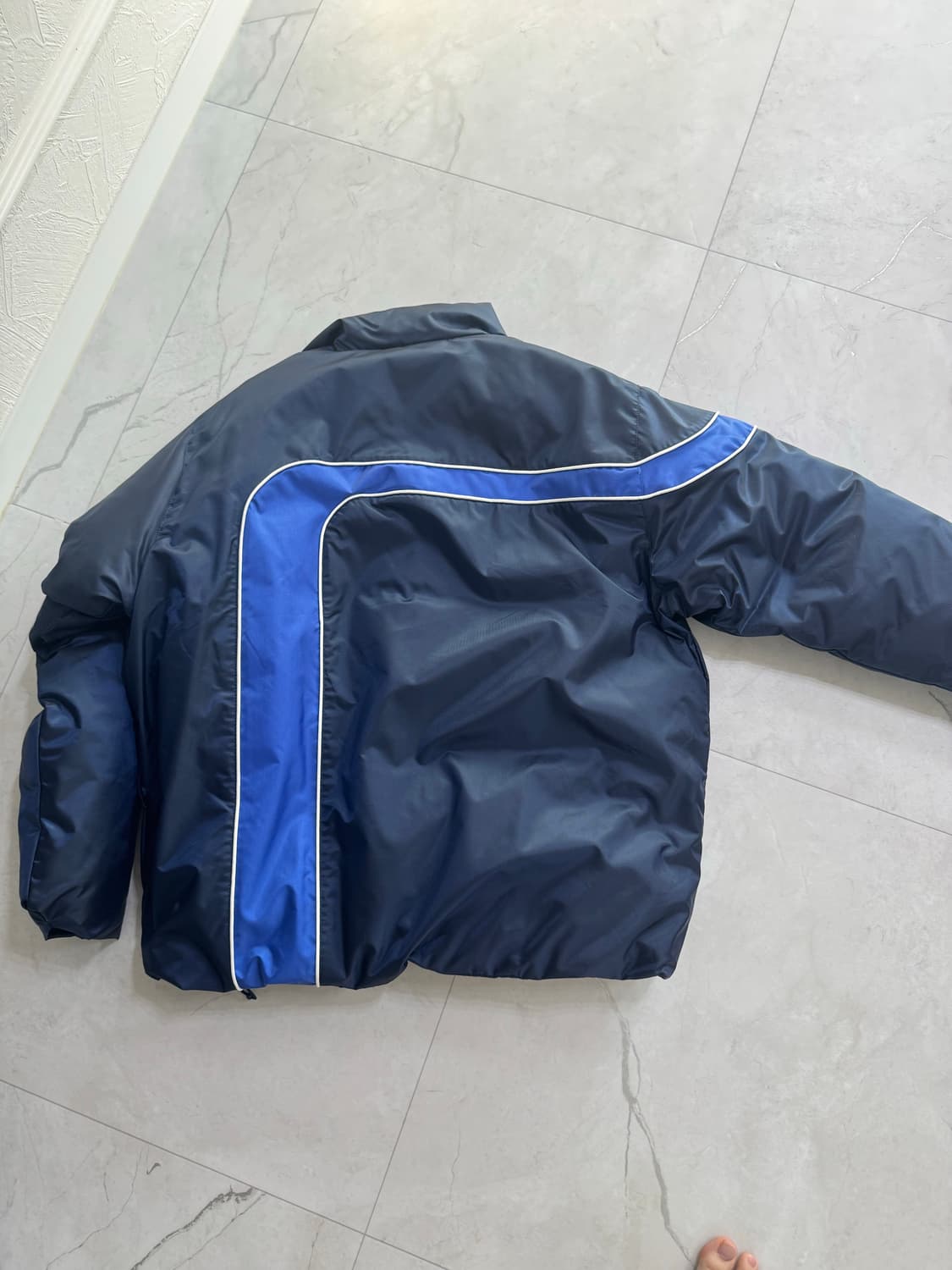 슈프림 스트라이프 퍼퍼 자켓 네이비 - 23SS 상품이미지6