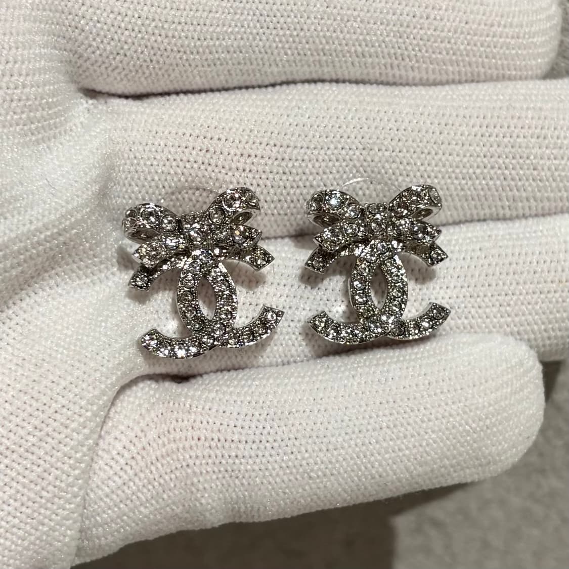 S OS사이즈 샤넬 CC로고 크리스탈 리본 귀걸이 실버 상품이미지2