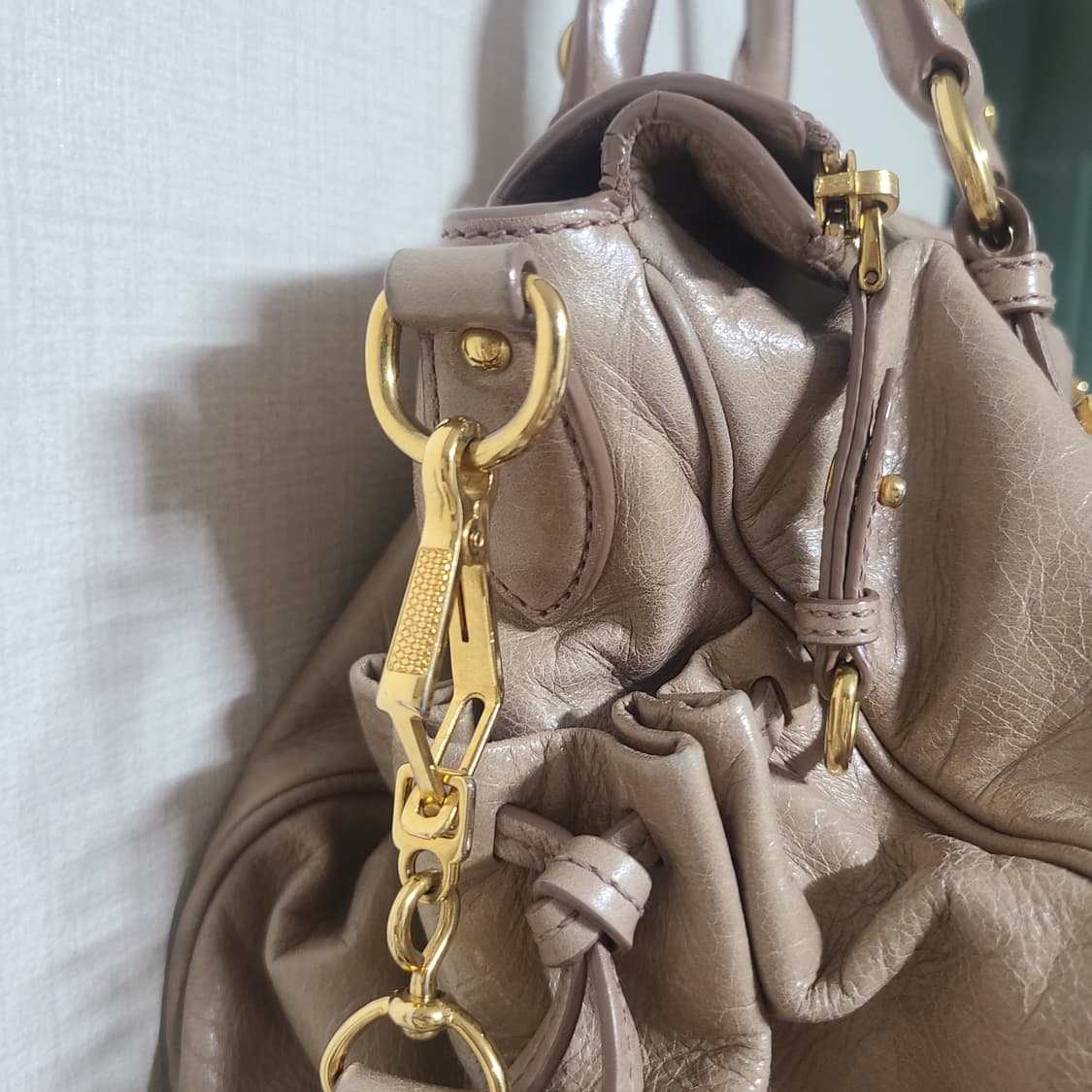 미우미우 비텔로 샤인 사첼백 상품이미지2