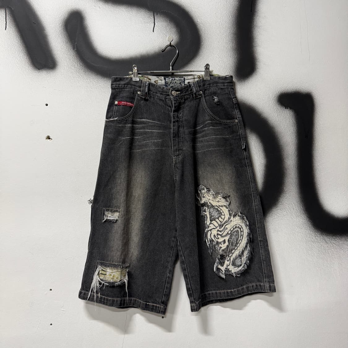 Dog Town 도그 타운 자수 디테일 카펜터 와이드 버뮤다 데님 팬츠 상품이미지1