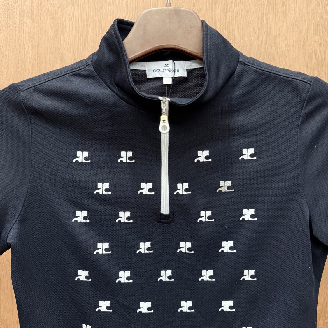 꾸레쥬 하프 집업 반팔 티셔츠 올오버 로고 패턴 슬림핏 블랙 상품이미지4