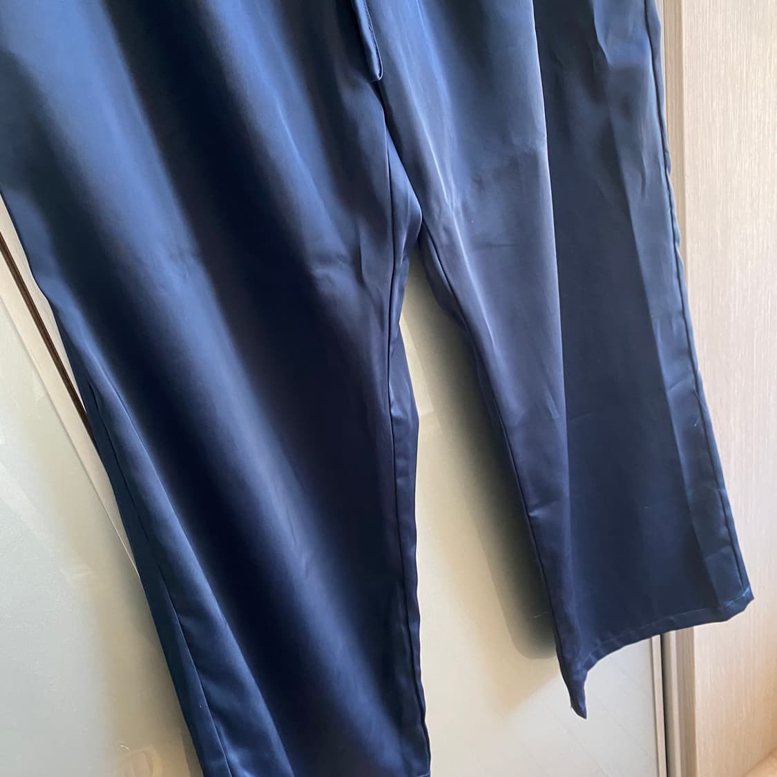 Brandy Melville 브랜디 멜빌 실키팬츠 네이비 상품이미지5