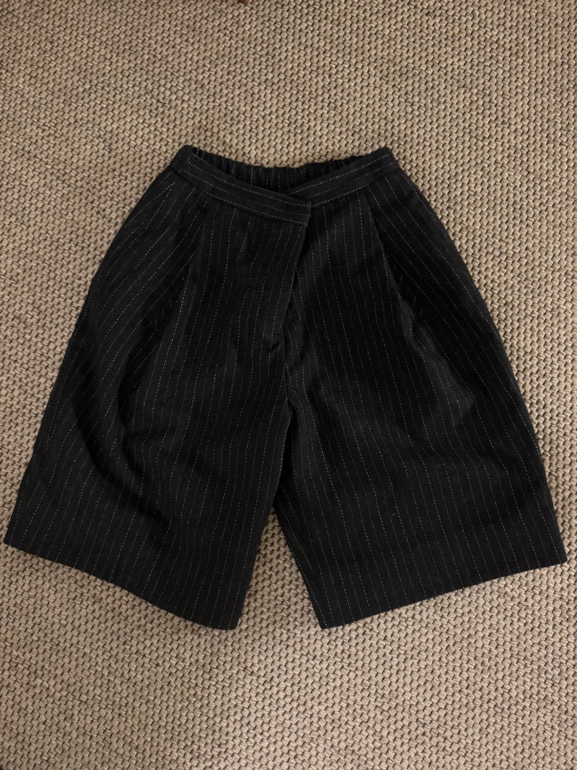 아모멘토 핀스트라이프 울 버뮤다 팬츠 상품이미지1