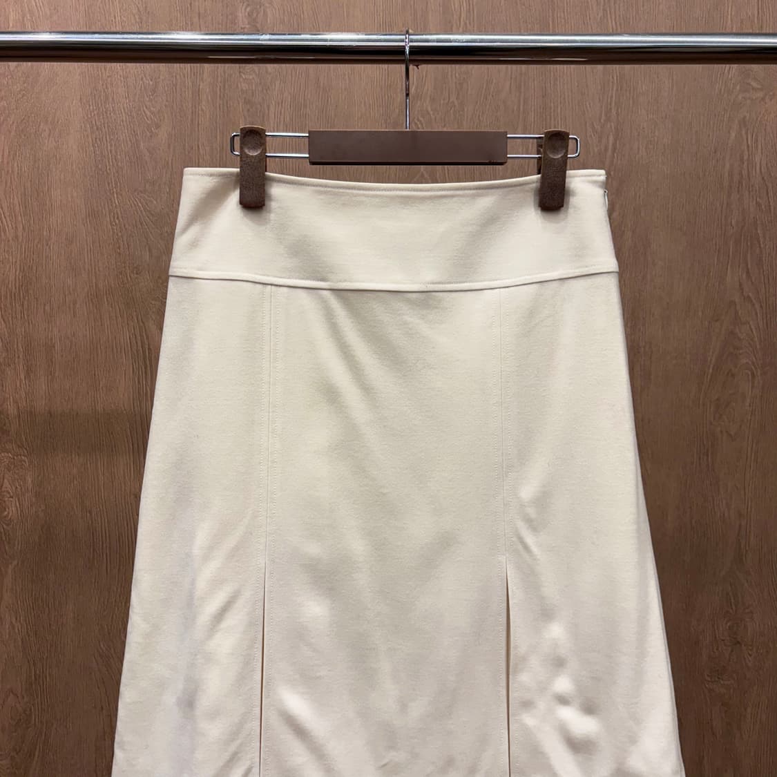 띠어리 A라인 미디 스커트 미니멀 하이웨스트 세로 절개 디테일 아이보리 상품이미지4