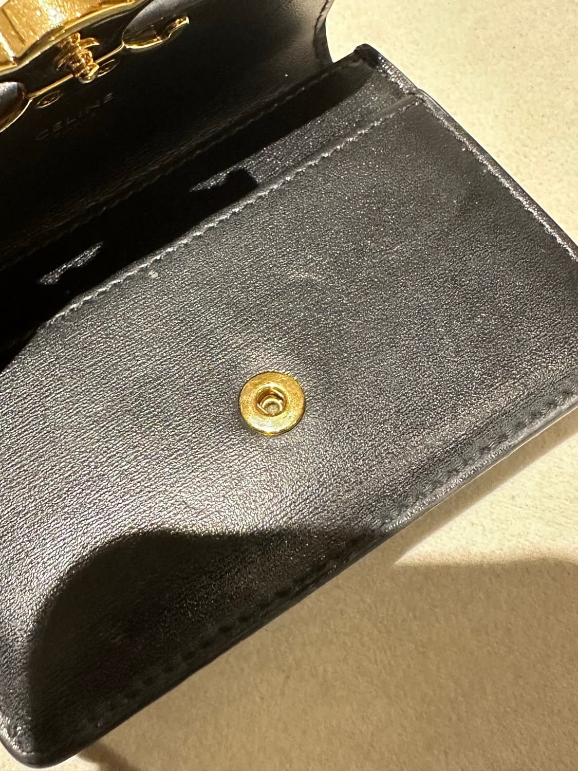 셀린느 플랩 트리옹프 카드 지갑 샤이니 카프스킨 상품이미지6