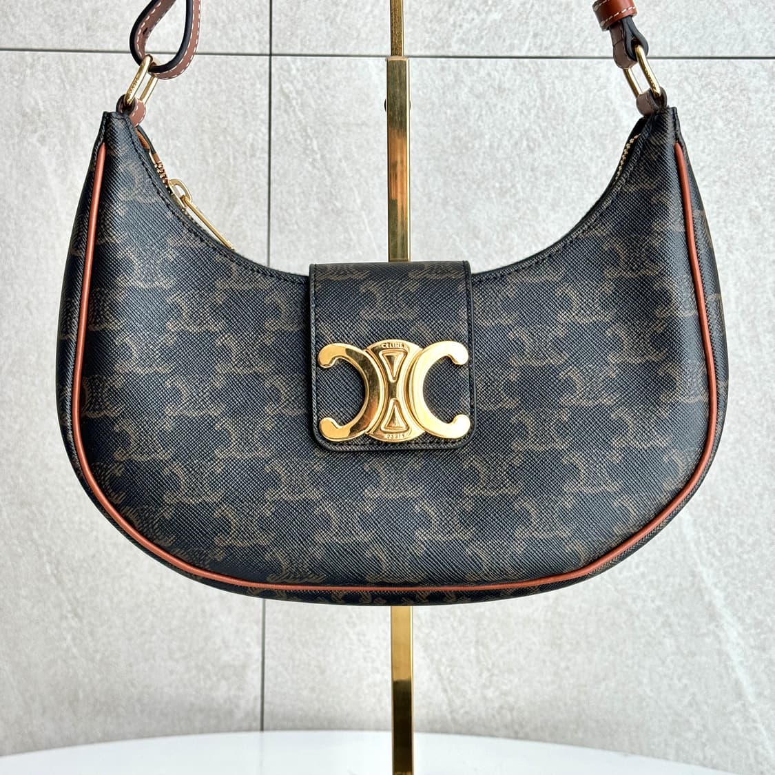 셀린느 트리옹프 아바백 미디움 상품이미지2