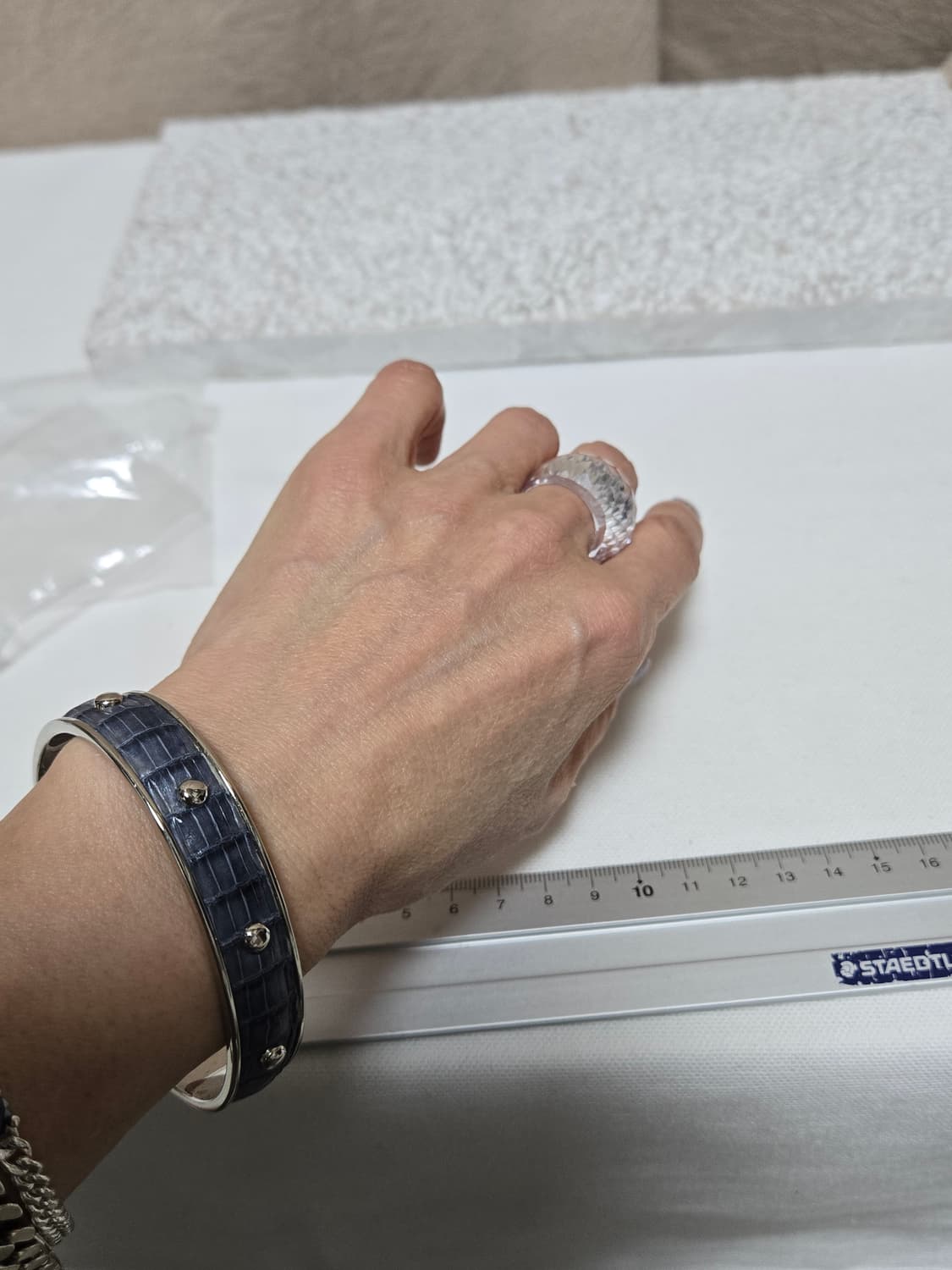 토즈 TOD'S 이탈리아 가죽 뱅글 팔찌 네이비 악어패턴 상품이미지9