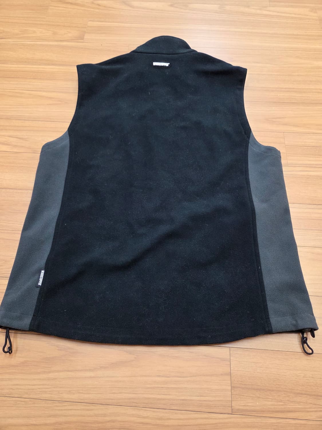 블랙야크 남성 바람막이 조끼 XL사이즈입니다. 검정색에 WINDSTOPP 상품이미지2