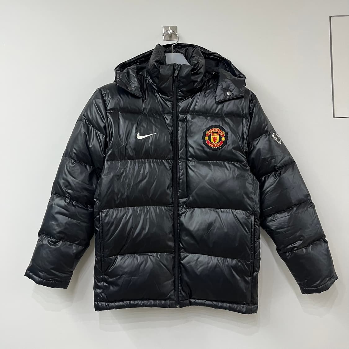 나이키 맨체스터 유나이티드 유광 블랙 덕다운 패딩 상품이미지2