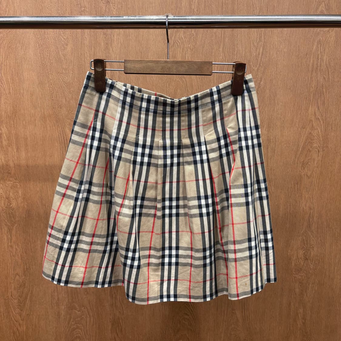 버버리 미니 스커트 노바 체크 패턴 가죽 버클 디테일 A라인 베이지 상품이미지3