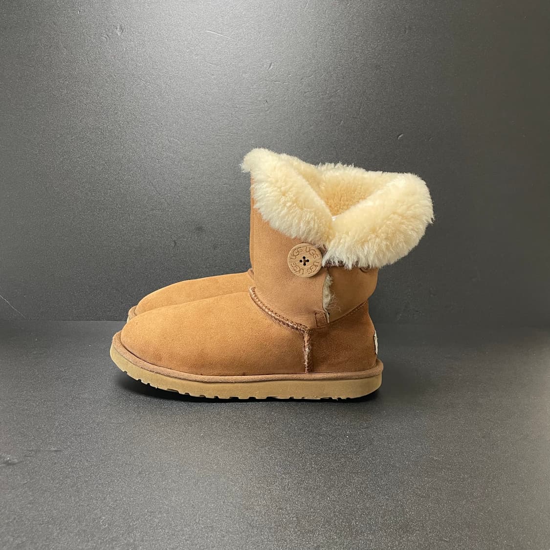 [250] UGG 어그 베일리 버튼 II 상품이미지1