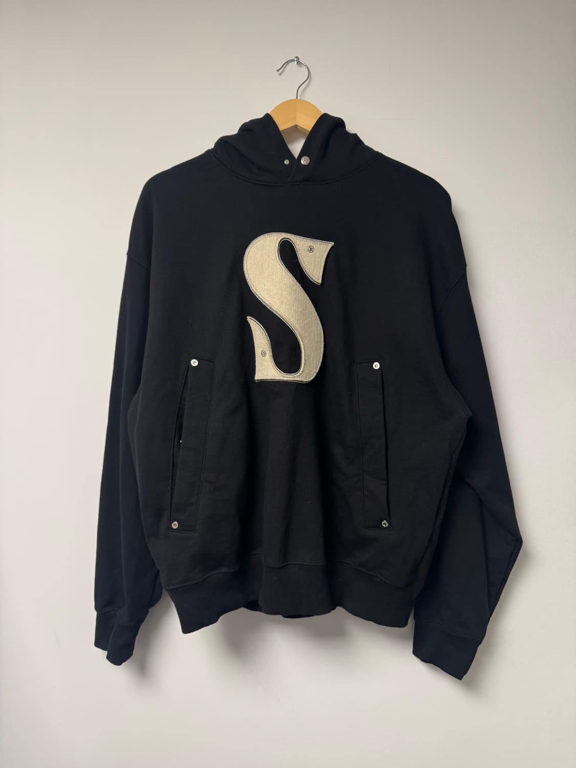 SATUR 세터 리벳 아플리케 포켓 로고 블랙 후드티 L 상품이미지4