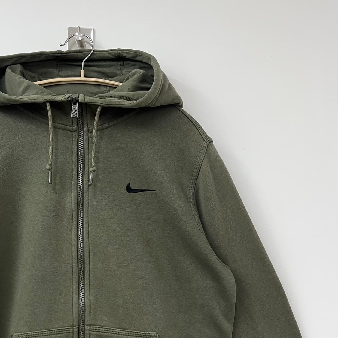 나이키 자수로고 카키 후드집업 상품이미지4