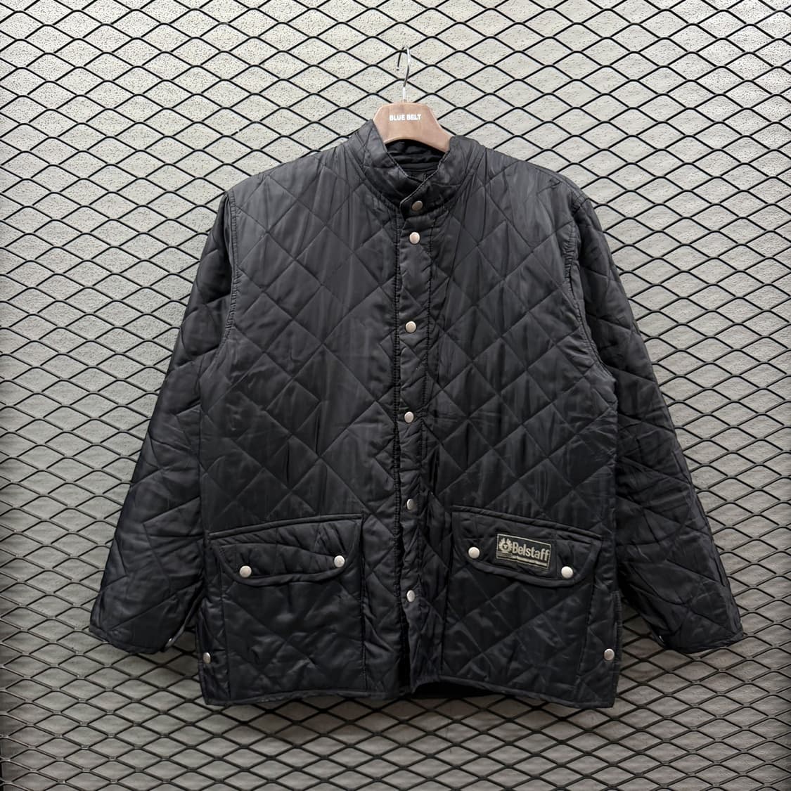 벨스타프 퀼팅 누빔자켓 로고패치 밑단버튼 디테일 블랙 상품이미지2