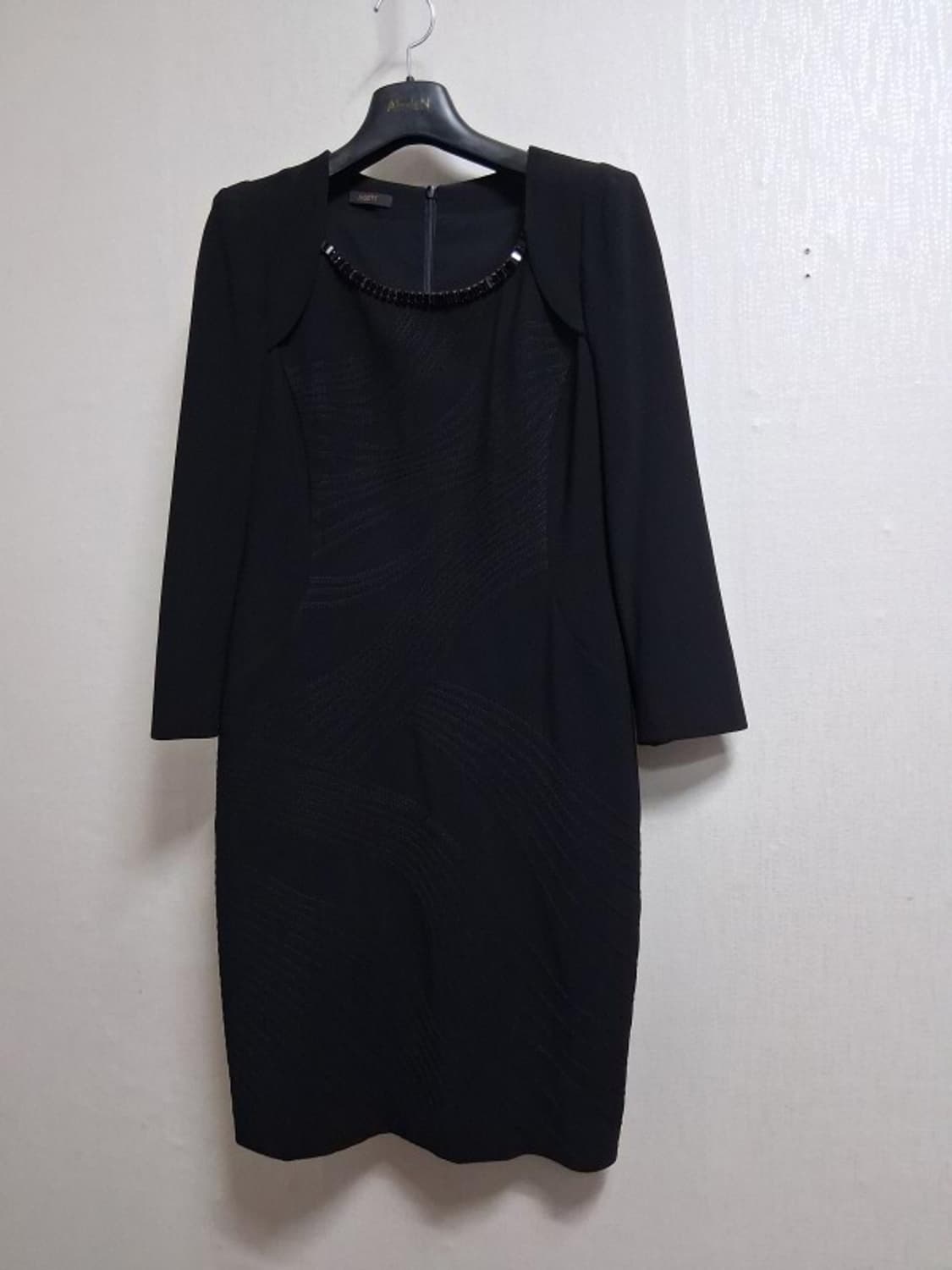 JICOTT 지코트 블랙 미디 원피스 스팽글 넥장식 55
국내  상품이미지1