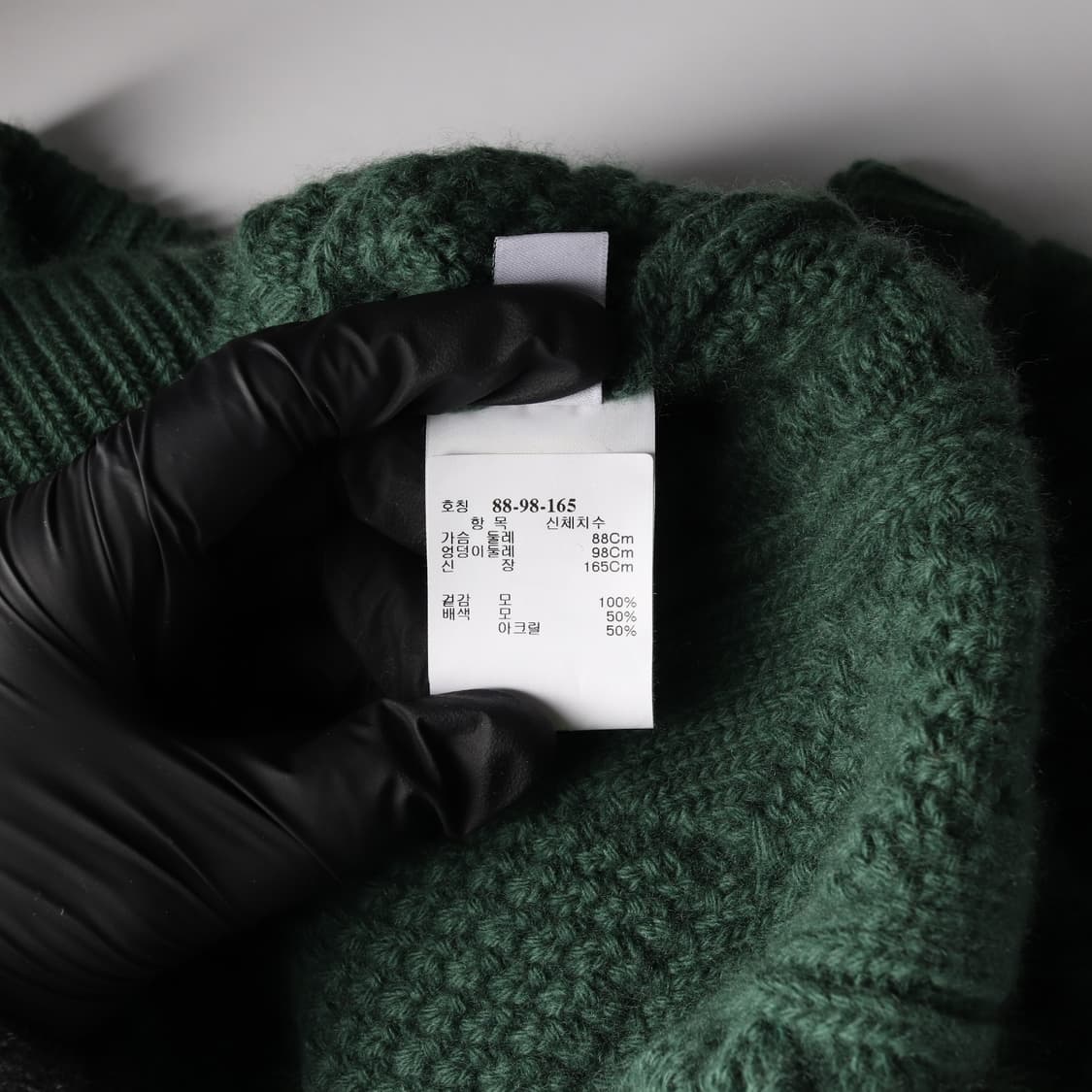 발리 23FW 그린 로고 자수 울 크루넥 케이블 니트 스웨터 상품이미지5