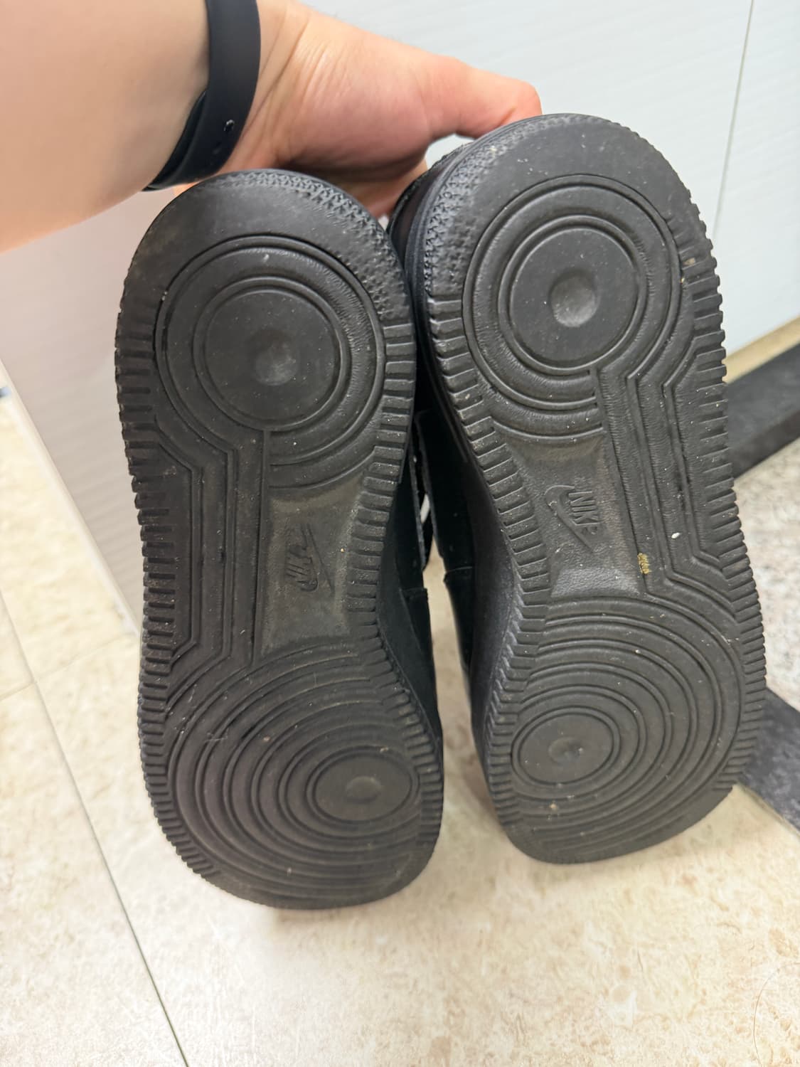 260) 나이키 에어포스1 올블랙 운동화 상품이미지4