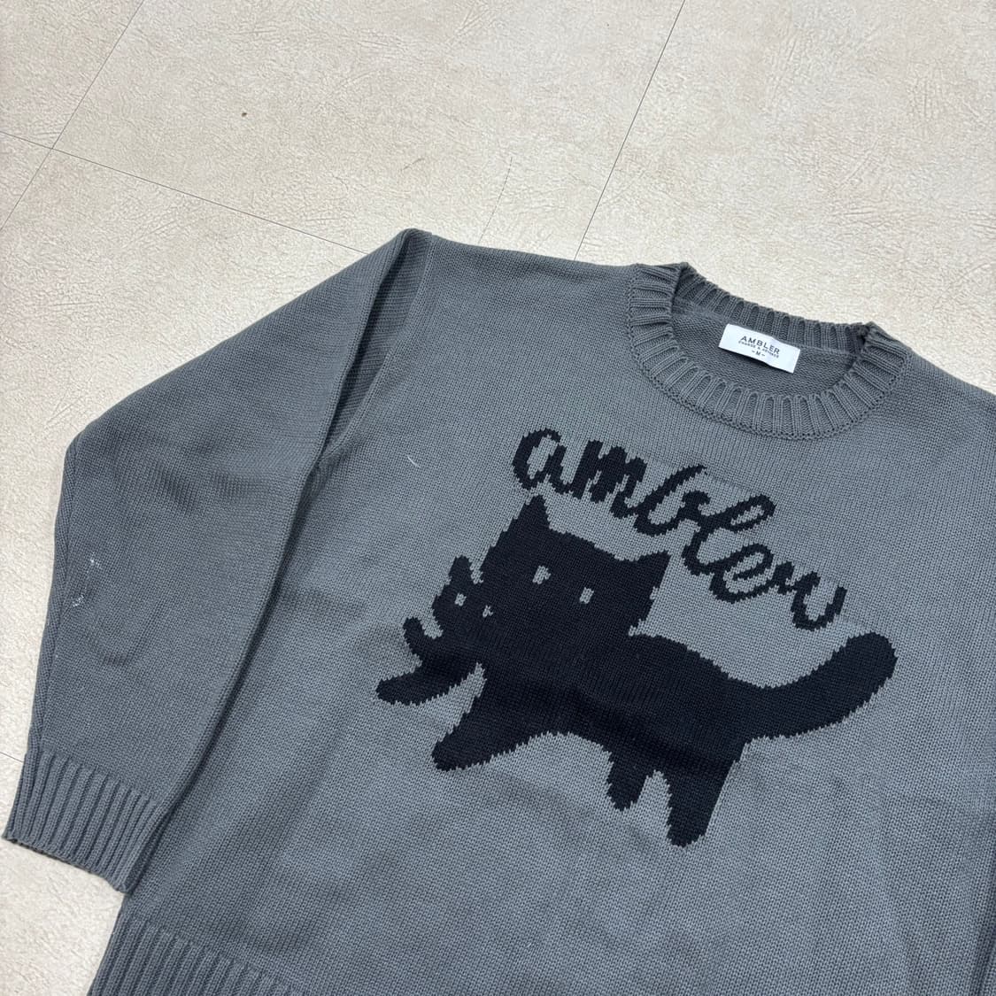 엠블러 고양이 빅로고 니트 상품이미지2