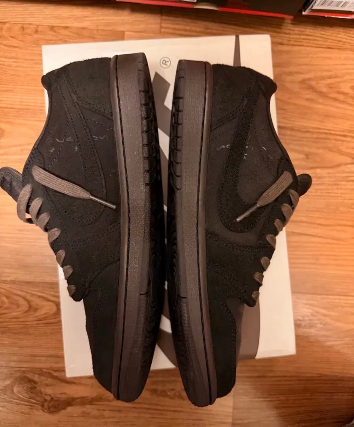 나이키 트레비스스캇 에어조던 1 벨벳브라운 상품이미지5