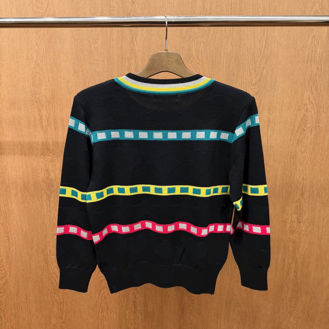 꾸레쥬 긴팔 니트 하트 기하학 패턴 실버 글리터 디테일 레귤러핏 블랙 상품이미지3