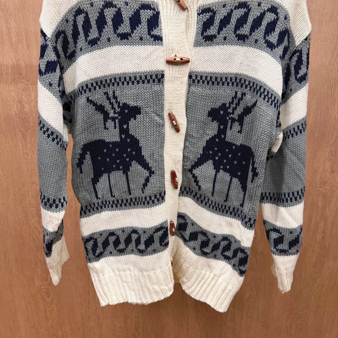 빈티지 후드 니트 가디건 사슴 자카드 패턴 우드 토글 디테일 아이보리 상품이미지5