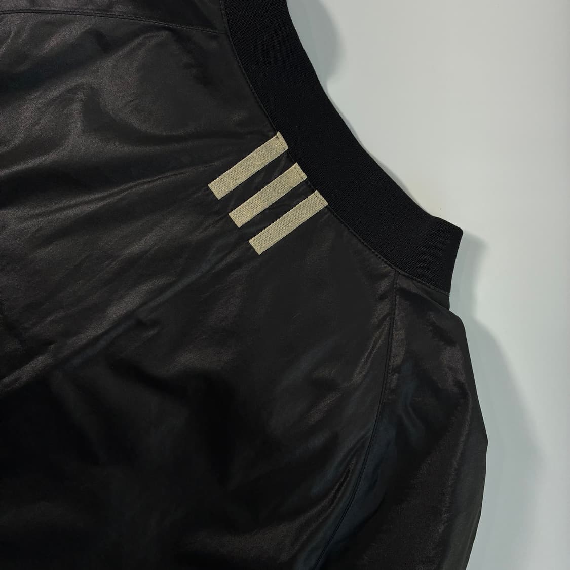 Adidas  아디다스 글로시 하프버튼 블랙 웜업 맨투맨 상품이미지5