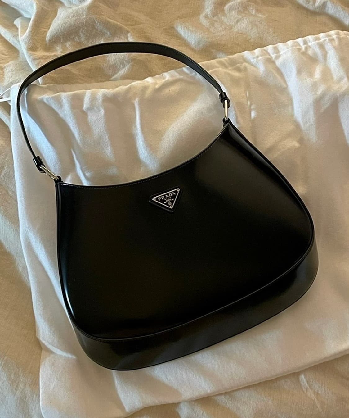 프라다 클레오 브러시드 숄더백 블랙 상품이미지1