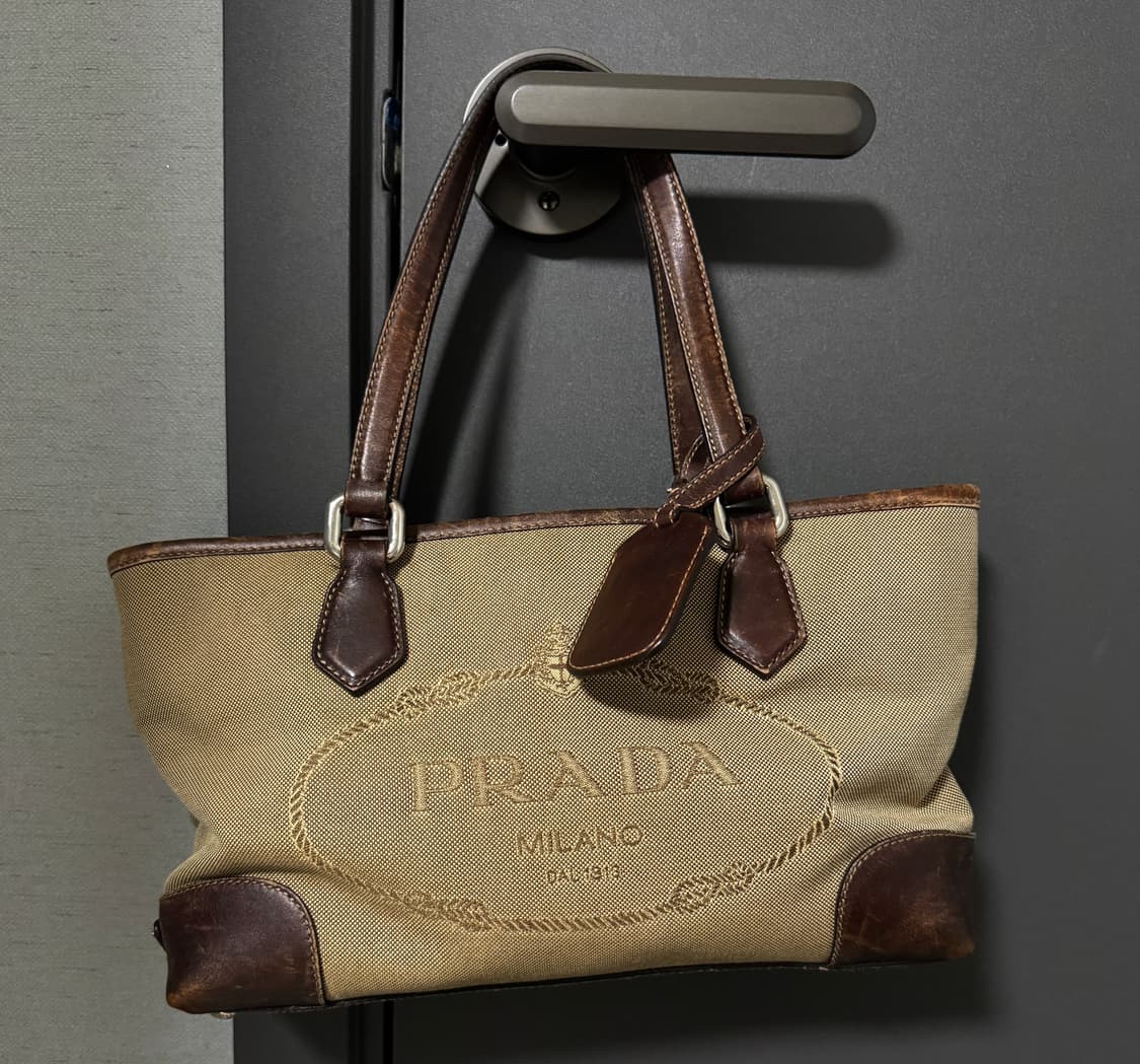 (정품) 프라다 자카드 로고 토트백 상품이미지1