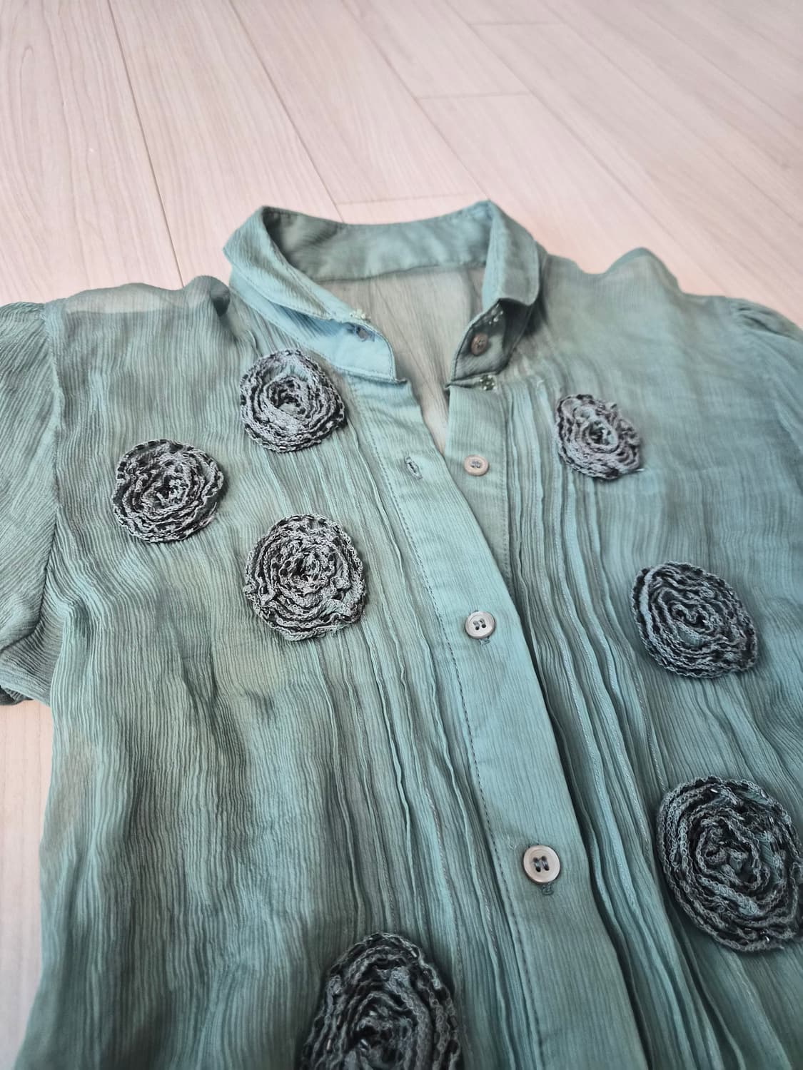 입체 플라워 디테일 퍼프 블라우스 상품이미지5