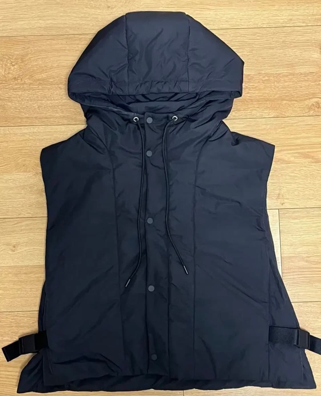 코스 버클 사이드 패딩 후드 질레 상품이미지1