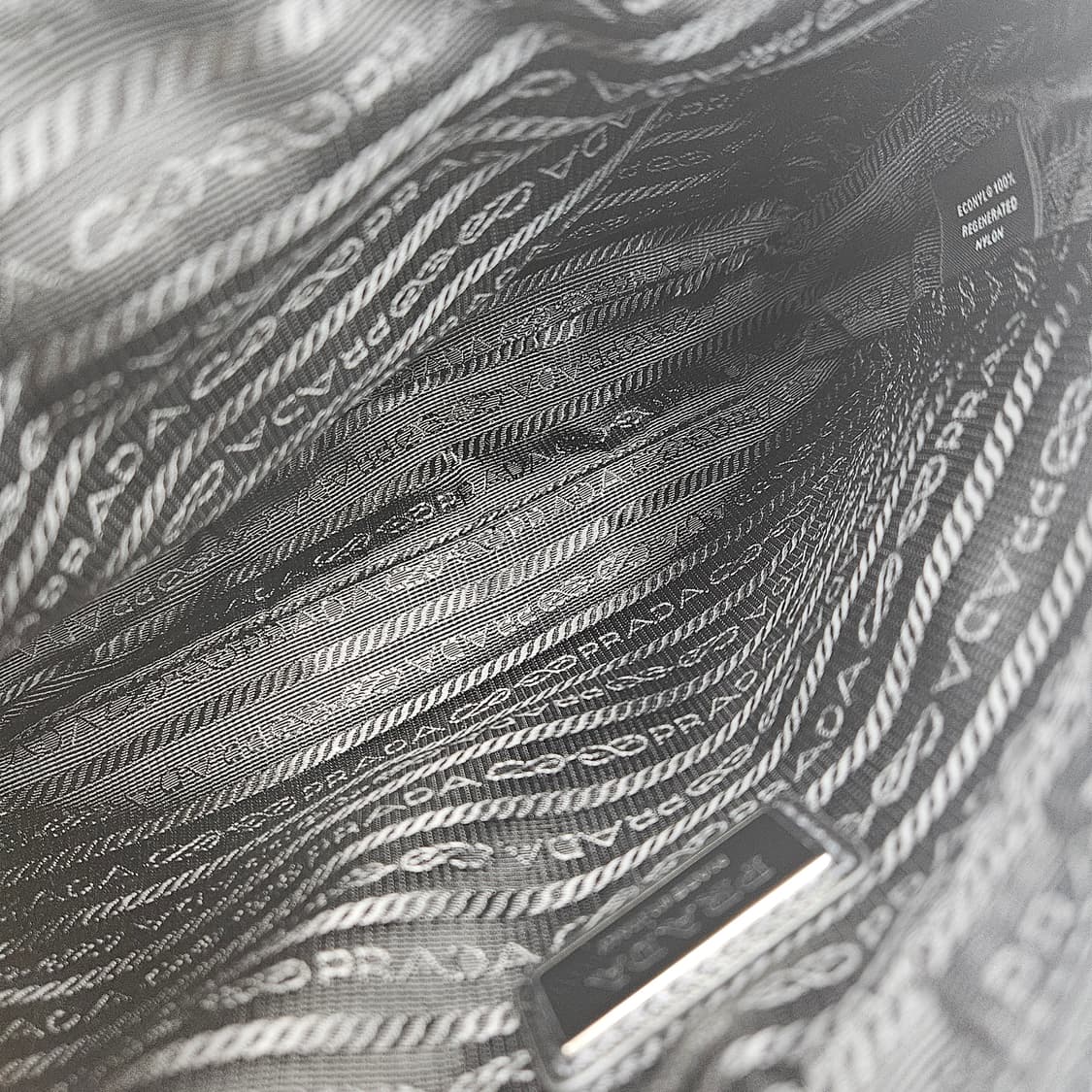 프라다 리나일론 멀티 포켓 크로스백 상품이미지10