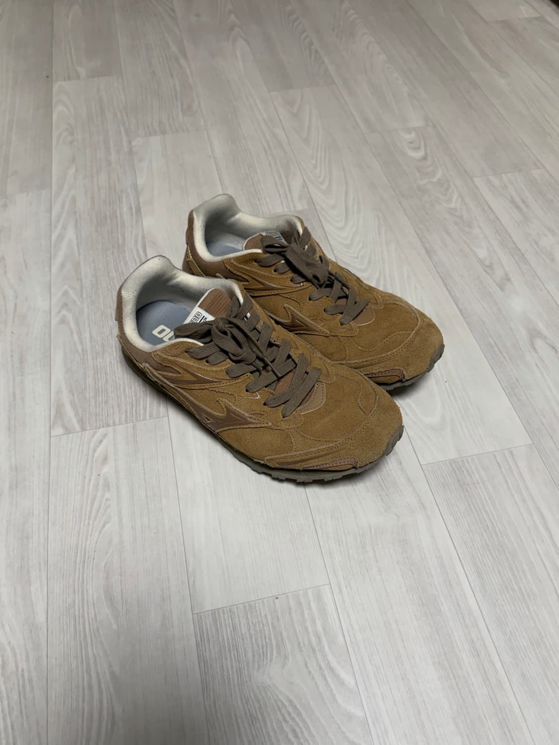 미즈노 브라운 스니커즈 상품이미지1